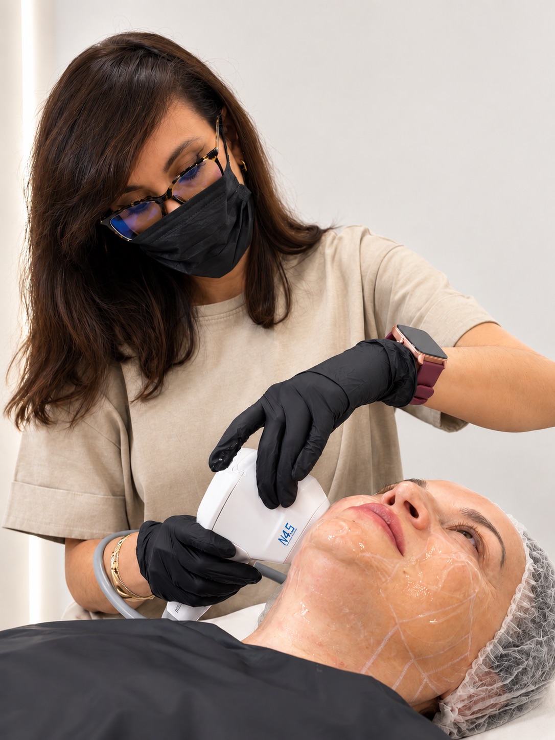 Profesional aplicando UltraLift en el rostro