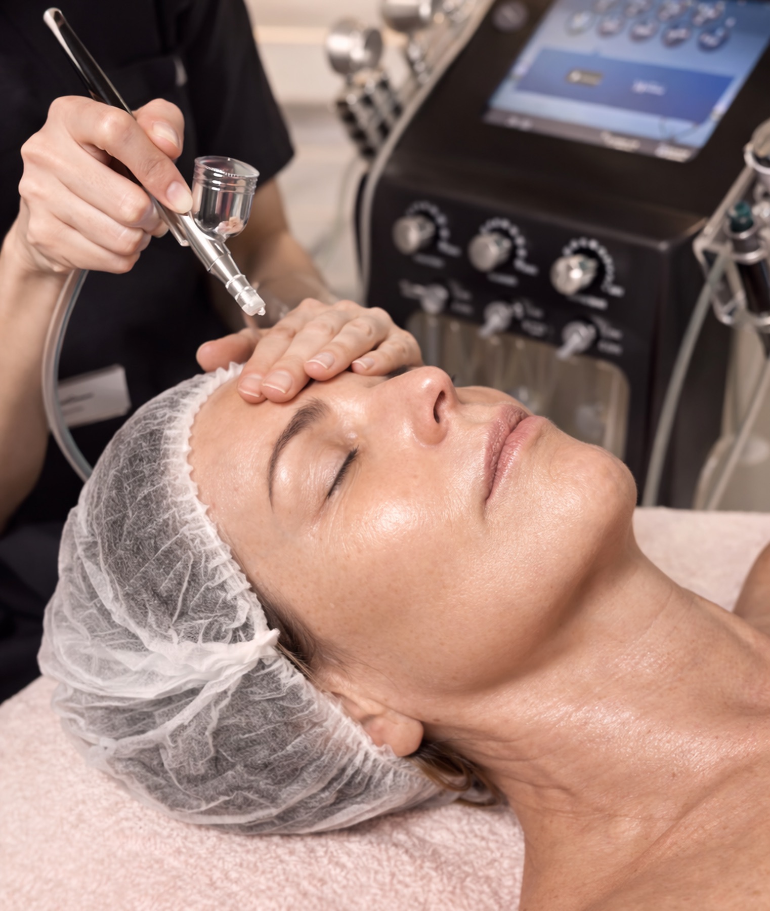 Profesional aplicando un tratamiento facial CHEBAI DERMA en cabina